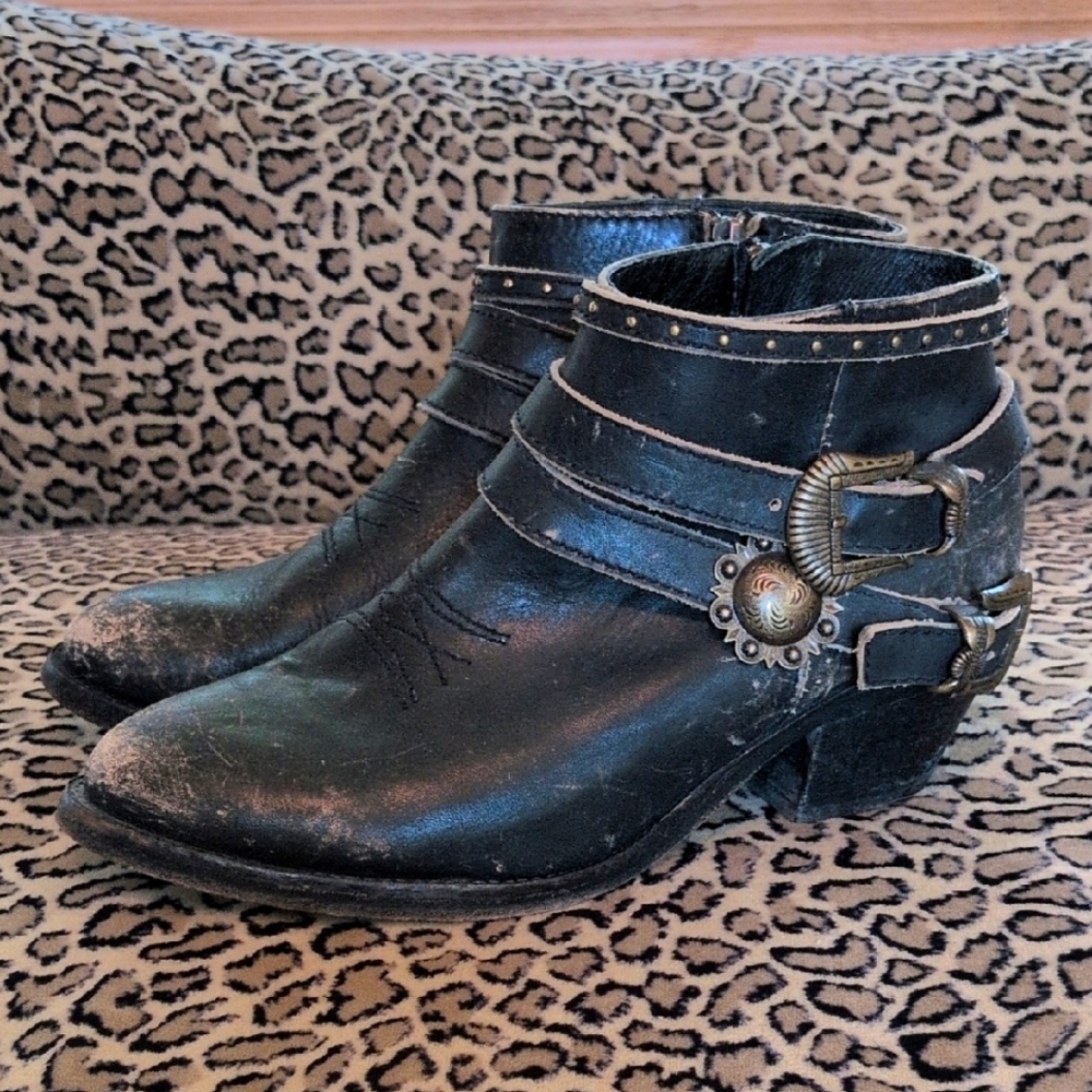 Corral Bootie With Buckles P5101 9M Black Leather Ankle Boots
